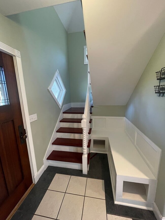 Building Photo - Stunning 3 bedroom/ 2 bath Victorian 2 sto...