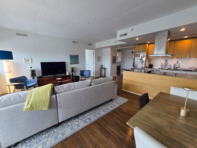 Building Photo - Beautiful bright HUGE 2 bed 2 bath with gr...