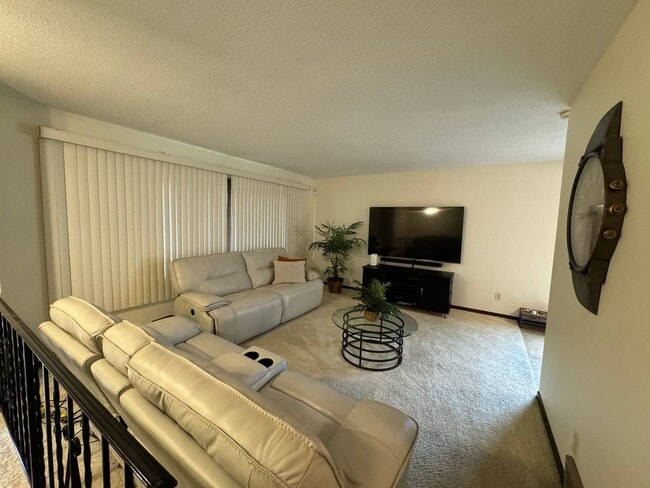 Building Photo - Great 3 BR/2 BA Townhome in Vadnais Heights!