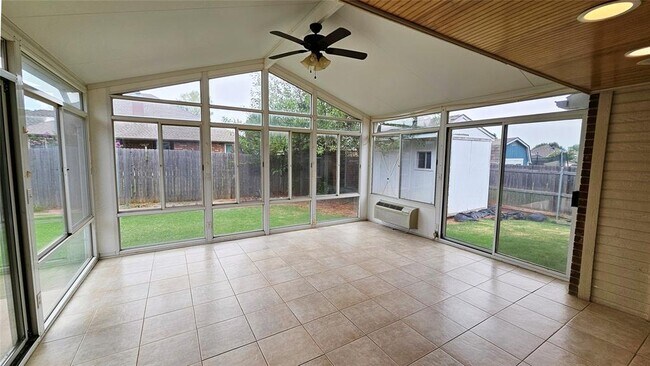 Building Photo - 420 E Plantation Terrace