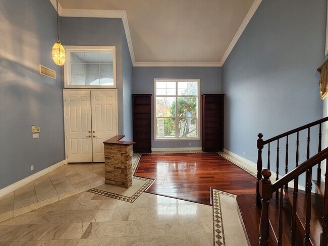 Building Photo - Entertainers Delight with minutes of shopping and restaurants