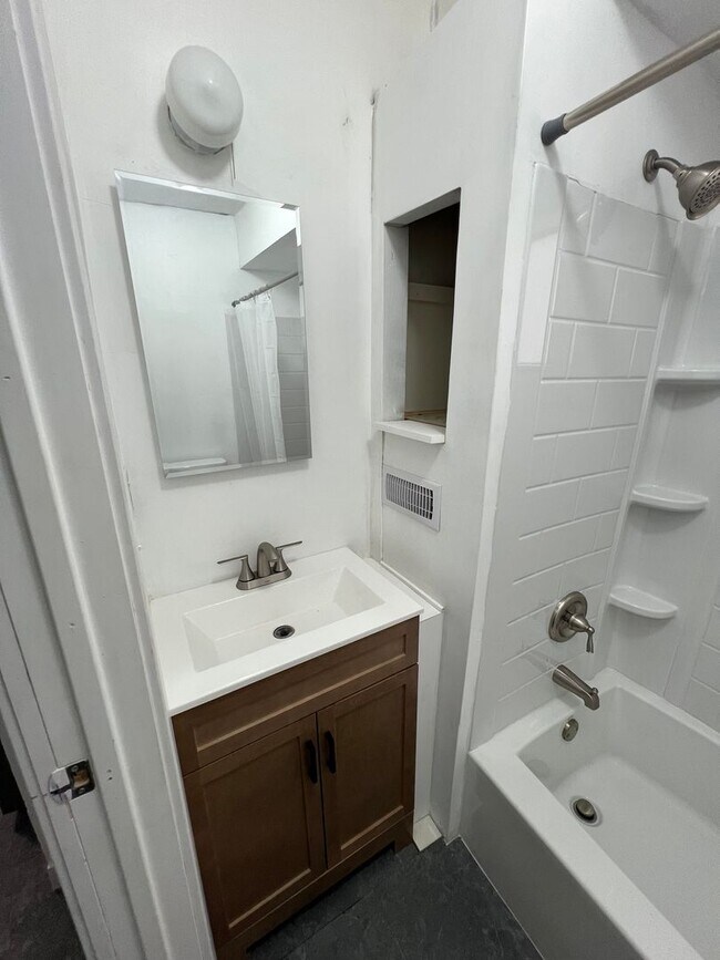 Building Photo - 3 Bedroom 1 Bathroom House (move in ready)