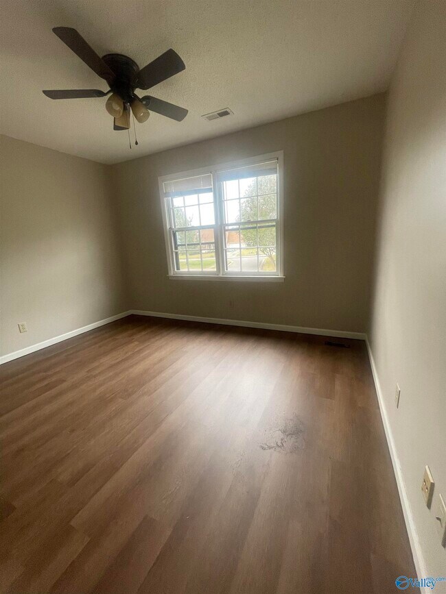 Building Photo - 1808 Hollytree Dr NW