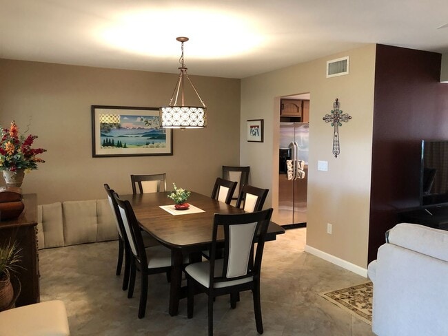 Building Photo - 45+ Active Adult Resort Community Updated Golf Course Property Available APRIL 2026 through Decem...