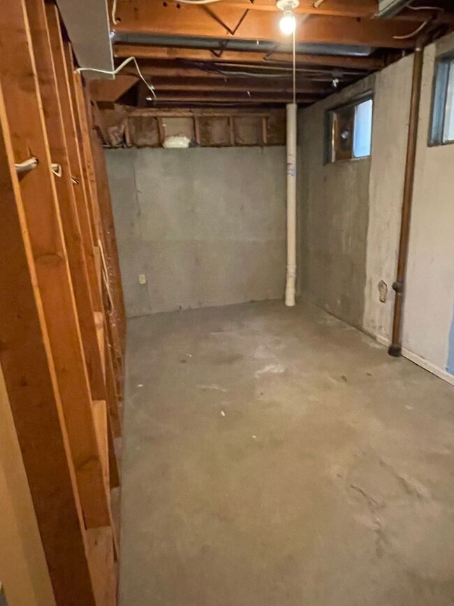 Building Photo - 4 Bed 2 Bath Home in great location West F...