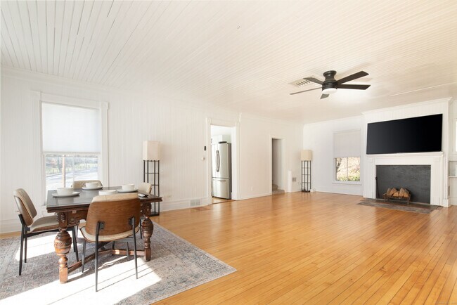 Building Photo - 362 Lime Rock Rd