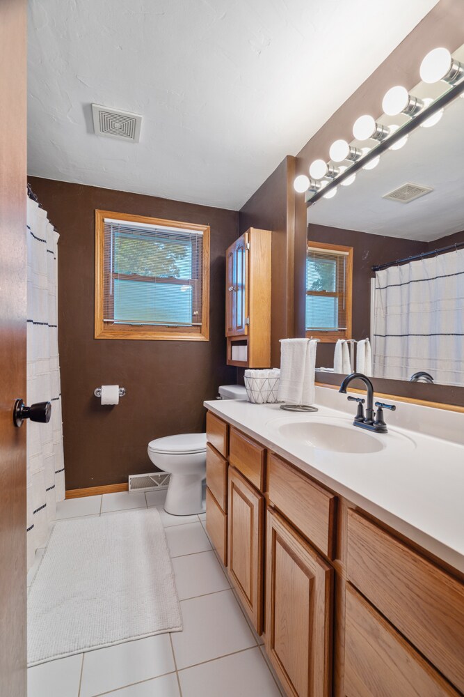 Building Photo - 1253 Roscoe St