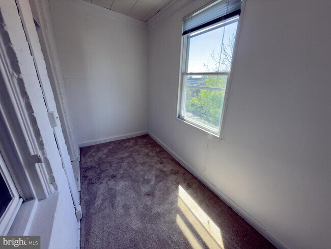 Building Photo - 513 E 41st St