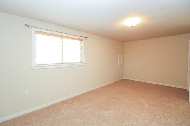 Building Photo - Charming updated 3-Bed/1-Bath Rambler on q...