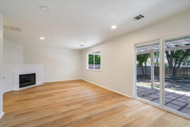 Building Photo - 1025 Doras Dr