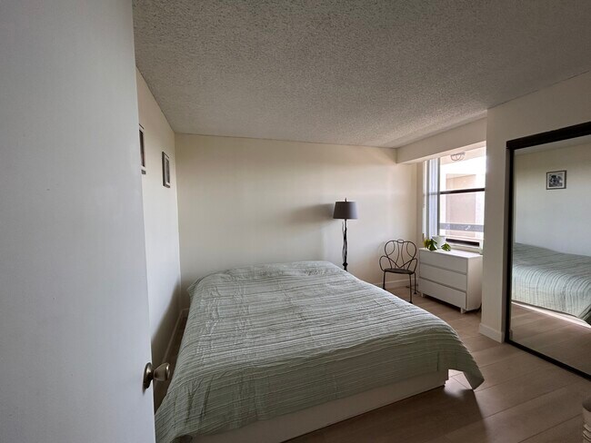 Building Photo - 1915 Lavers Cir