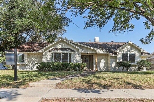 Building Photo - 8014 Meadowcroft Dr