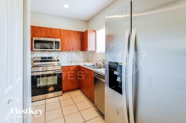 Building Photo - 2530 NE 41st Terrace