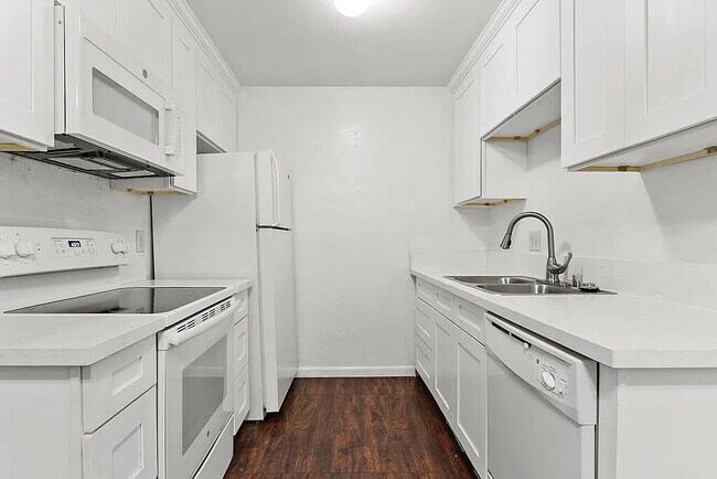 Primary Photo - Trophy condo situated in guard-gated commu...