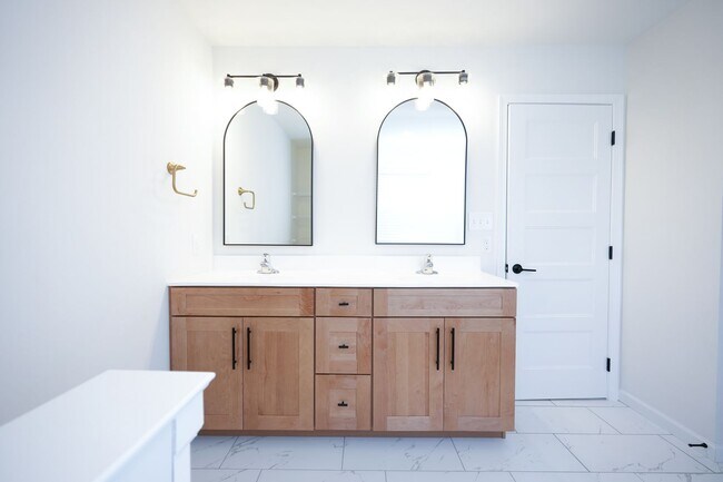 Building Photo - 245 Hollyhock Dr