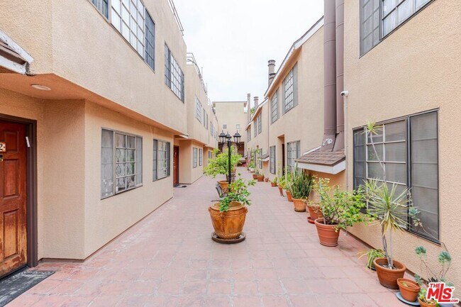 Building Photo - 5820 Yolanda Ave