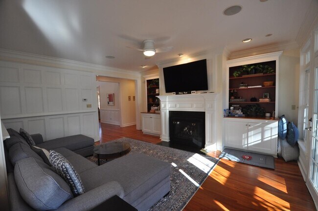 Building Photo - 163 Taconic Rd