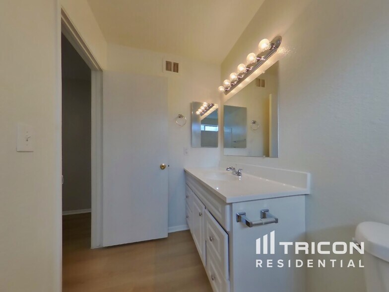 Building Photo - 955 W Santa Cruz Dr