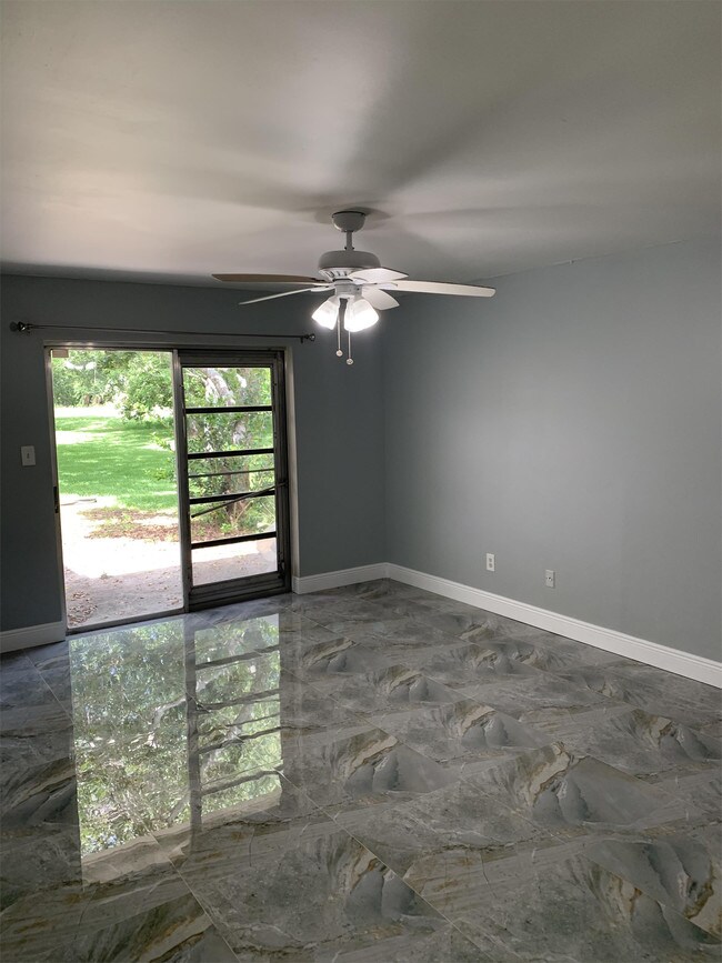 Building Photo - 5572 Memorial Dr