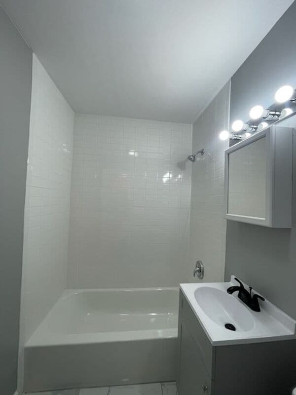Building Photo - 2225 Suncrest Dr