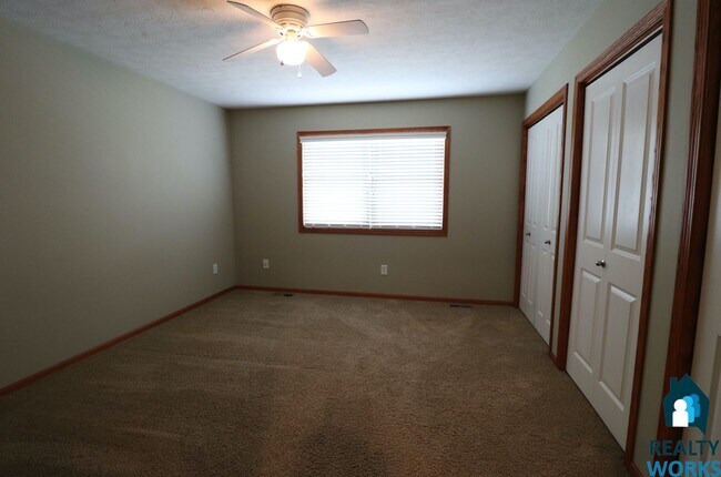 Building Photo - Large 3 Bedroom Town Home!