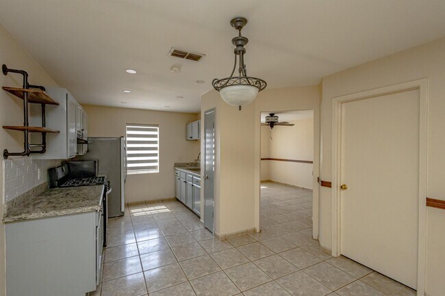 Building Photo - 1416 Rd Runner Loop