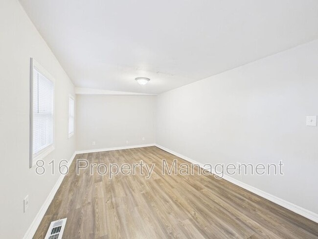 Building Photo - 126 S Village Terrace