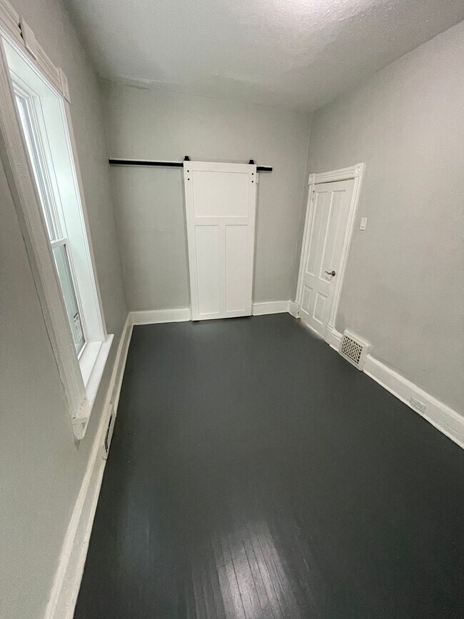 Building Photo - AVAILABLE June  - 1 BED 1 BATH Single Family Home!
