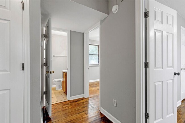 Building Photo - 3 bed 2 Bath house with fenced-in yard on Pepper dr! Available now!