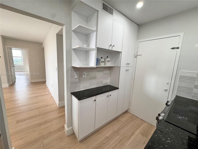 Building Photo - 2899 Collins Ave