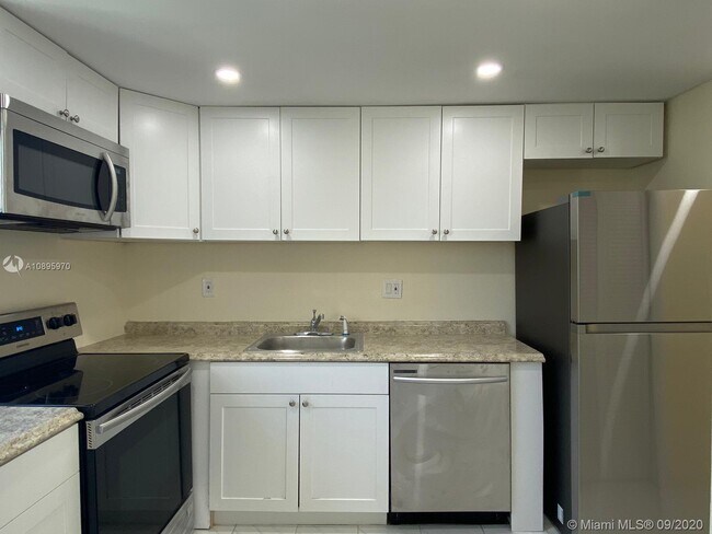 Building Photo - 9180 Fontainebleau Blvd