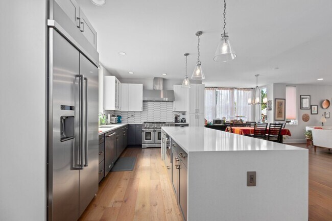 Building Photo - 5Bd/3.25Ba Seattle House