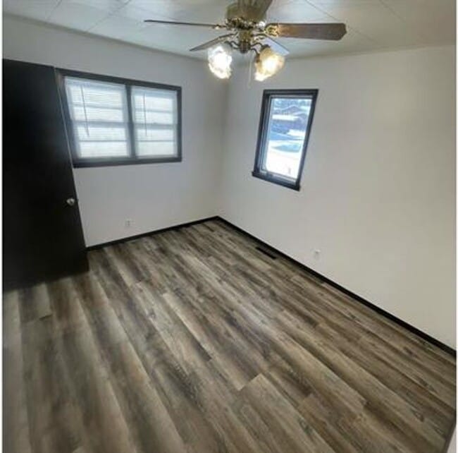 Building Photo - 4 Bed 2 Bath Split Level Home