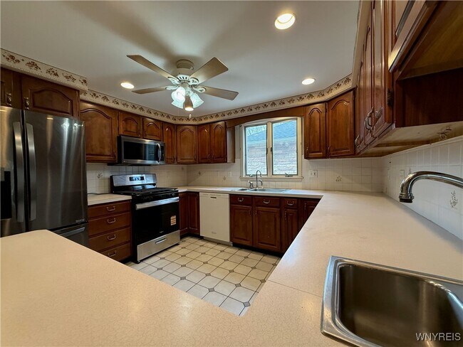 Building Photo - 437 Springville Ave