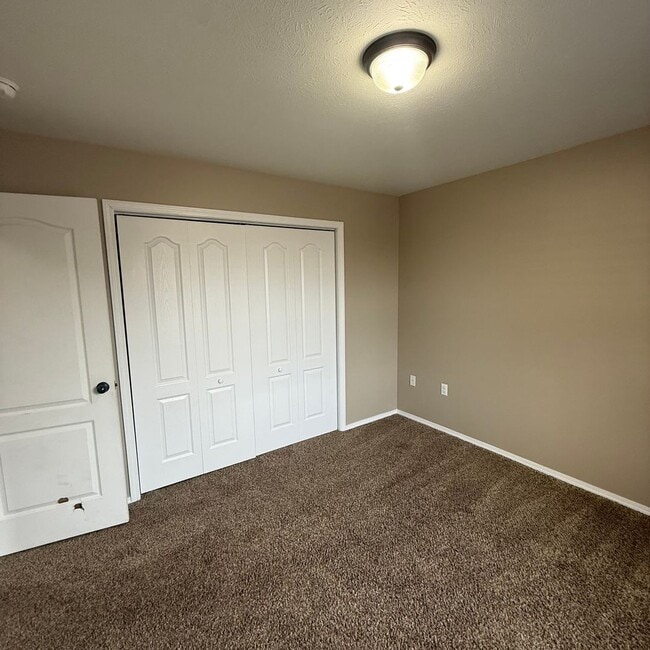 Building Photo - Quiet Country Living - Beautiful Available Now