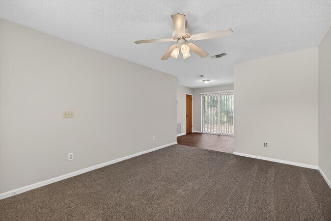 Building Photo - Nice family home!