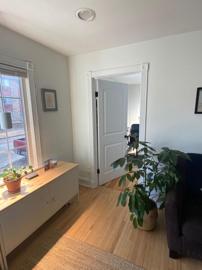 Building Photo - 481 Warwick St