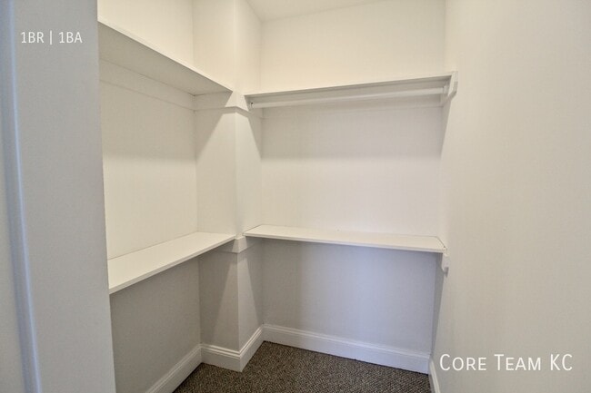 Building Photo - 1901 Olathe Blvd