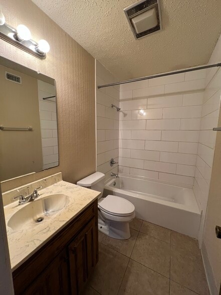 full bath upstairs - 203 Bourbon St