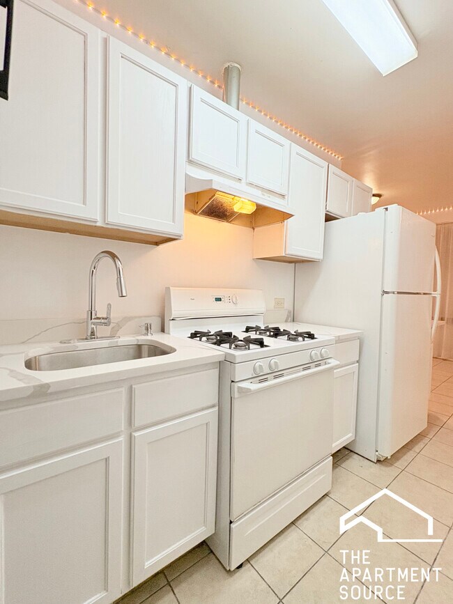 Building Photo - 1900 S Throop St