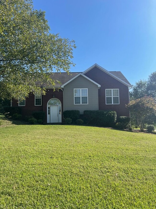 Building Photo - Charming Mountain Retreat in Seymour, TN!
