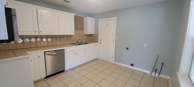 Building Photo - Beautiful, updated 2 bedroom rental!