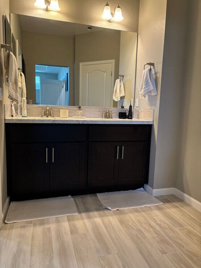 Building Photo - Newer 4 bedroom 2.5 bathrooms Available May 16th