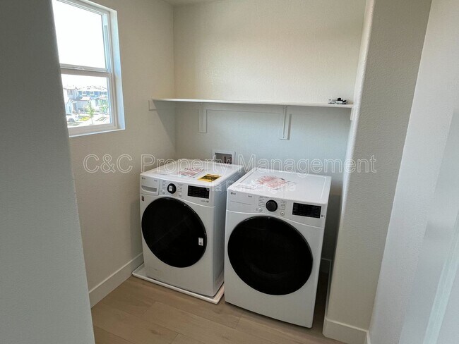 Building Photo - 383 Manhattan Dr