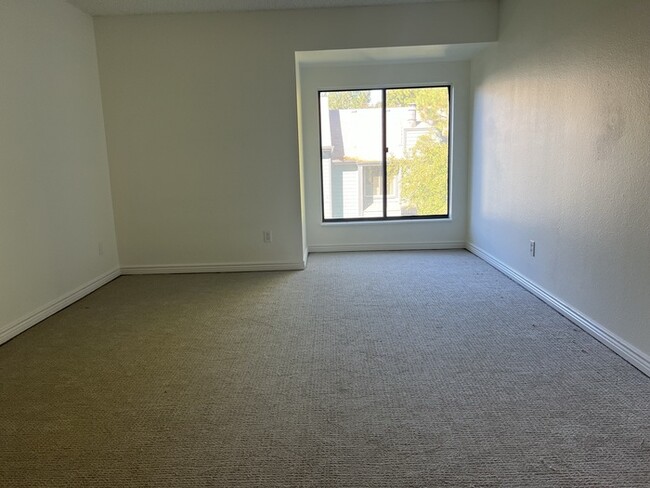 Building Photo - Newly renovated, vaulted ceilings, bright ...