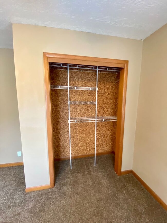 Building Photo - Super Clean 2 Bedroom - 1 Bath Home