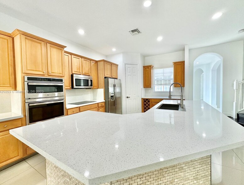 Building Photo - 6864 NW 113th Pl