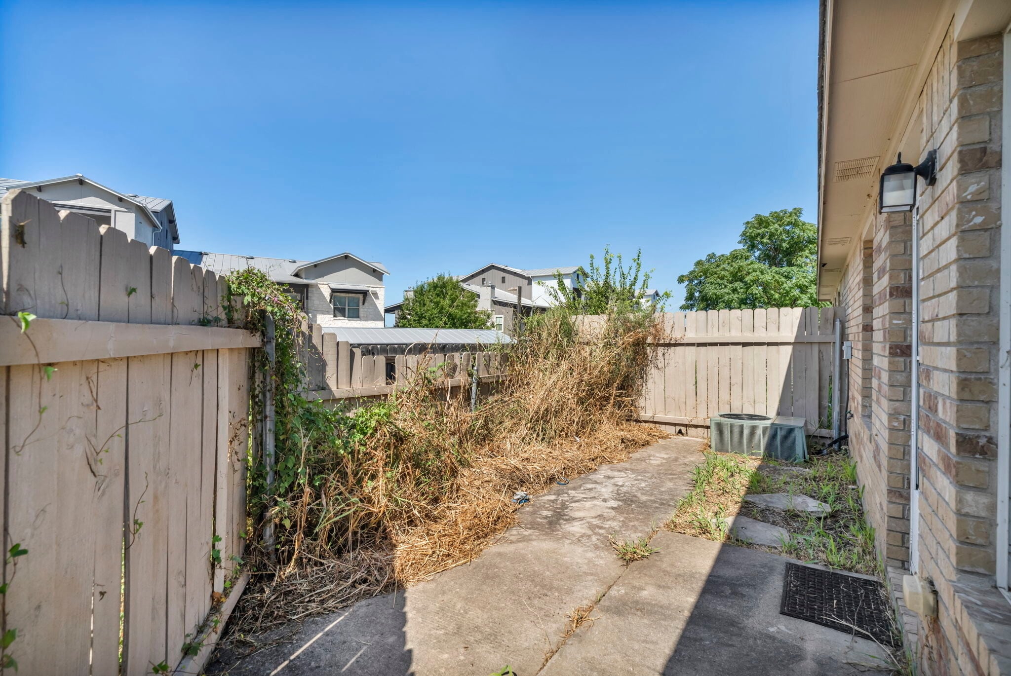 Building Photo - 710 Claremont Pky