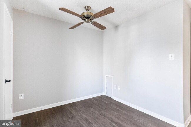 Building Photo - 7820 Somerset Ct