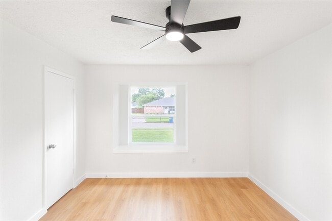 Building Photo - 15707 Amapola Dr